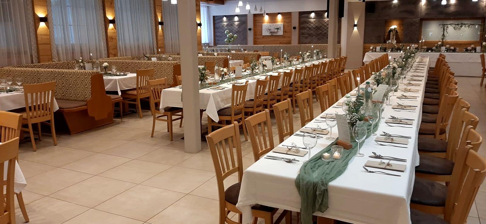 Festsaal im Zum Gugg, gedeckt für eine Feier