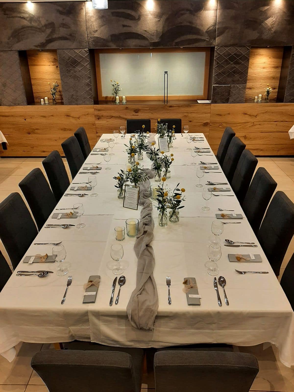Festlich gedeckter Brauttisch im Zum Gugg